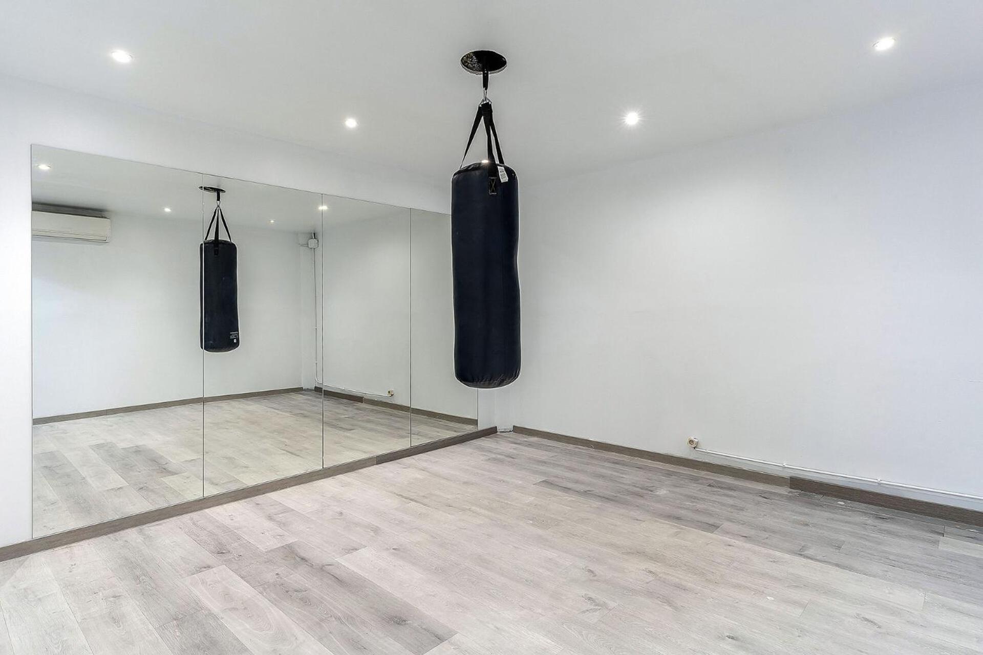 4235 - Ab Santa Coloma Iii Apartment